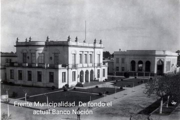 4-Municipalidad. Frente y de fondo el actual Banco Nación