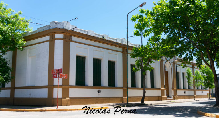 Escuela N°16 “Vicente López y Planes” en la que debajo de ella se encuentran los cimientos de la iglesia que Rosas hizo construir en 1831 junto a los túneles cuyo destino es incierto.