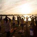 Iniciaron los atardeceres con yoga en la laguna